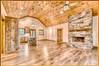 224 E Ridge Ln in Ellijay, GA - Foto de edificio - Building Photo