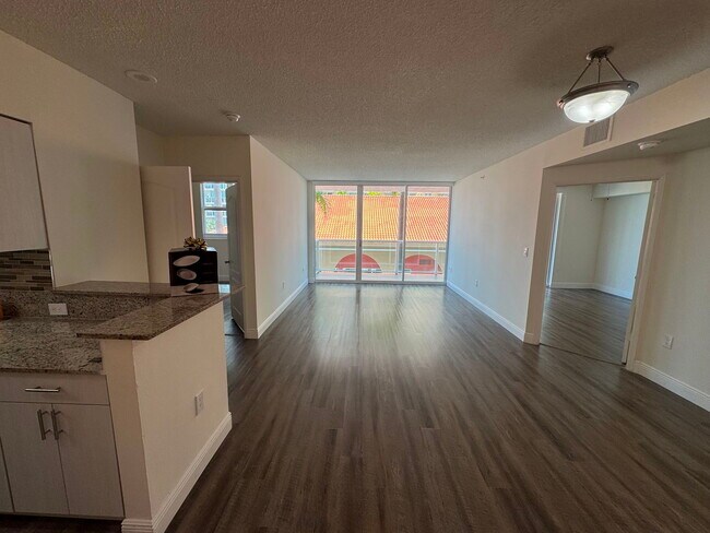 17000 N Bay Rd in Sunny Isles Beach, FL - Building Photo - Building Photo