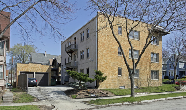 2105 N Booth St in Milwaukee, WI - Building Photo - Building Photo