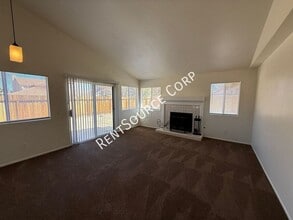 37940 Smoke Tree St in Palmdale, CA - Building Photo - Building Photo