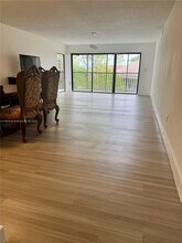 605 Ives Dairy Rd in Miami, FL - Building Photo - Building Photo