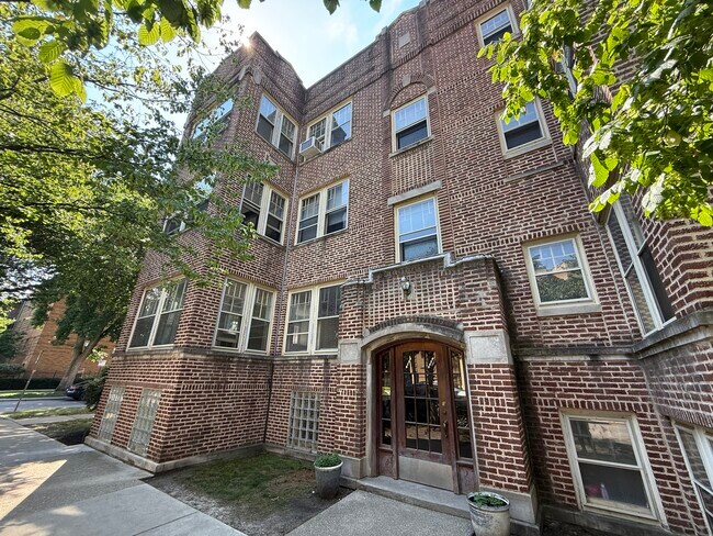 property at 1901 W Argyle St