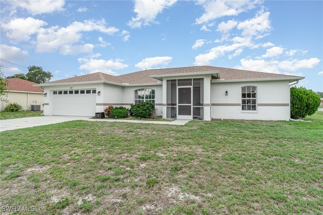 879 Rue Labeau Cir in Ft. Myers, FL - Foto de edificio