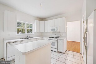 18901 Festival Dr in Germantown, MD - Building Photo