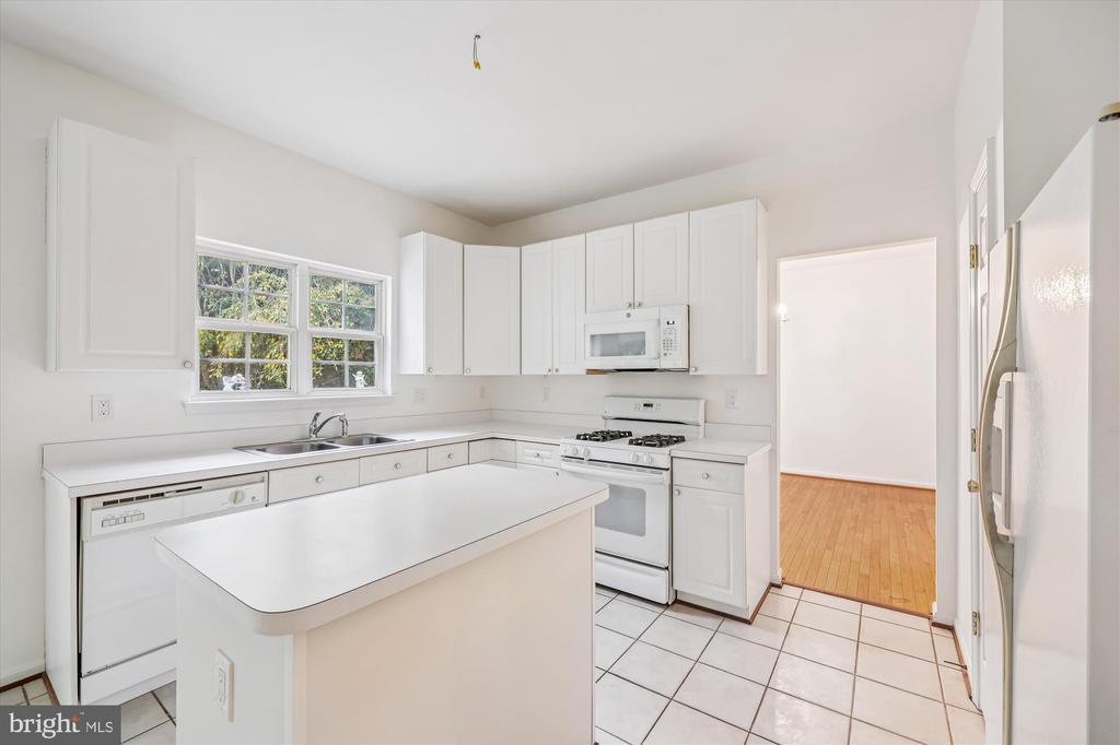 18901 Festival Dr in Germantown, MD - Building Photo