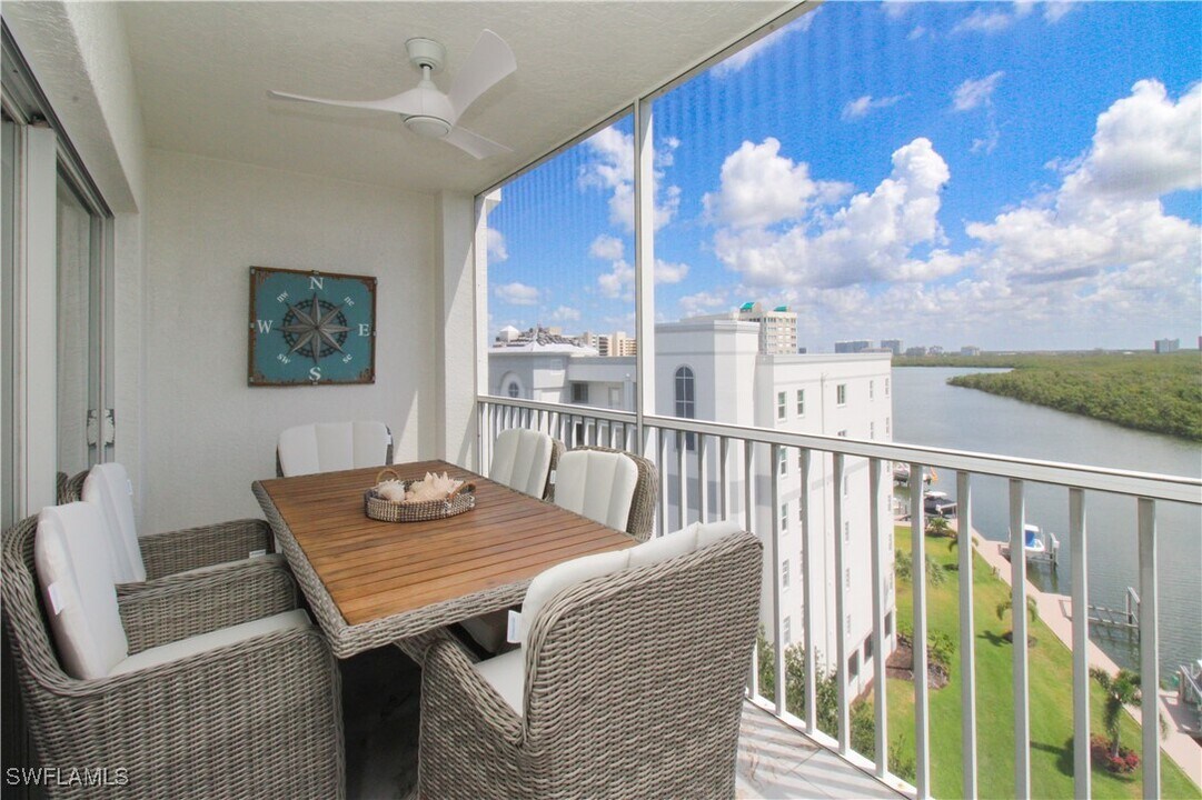 35 Bluebill Ave in Naples, FL - Building Photo