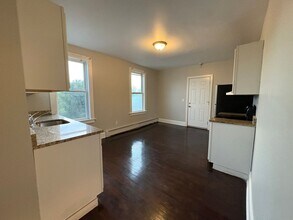24 Oak St in New Britain, CT - Building Photo - Building Photo