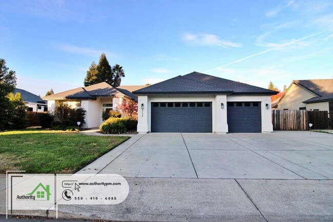 2724 Western Oak Dr in Redding, CA - Building Photo - Building Photo