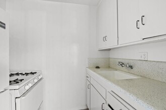 10910 Santa Monica Blvd in Los Angeles, CA - Foto de edificio - Building Photo