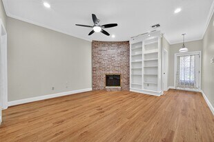 4426 Basswood Ln in Bellaire, TX - Building Photo