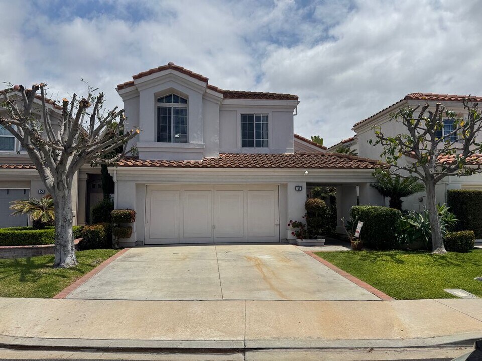 8 Bormes in Irvine, CA - Building Photo