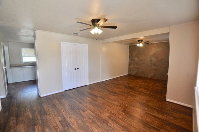 1315 W Ball St in Weatherford, TX - Foto de edificio - Building Photo
