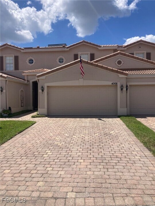 4068 Cherrybrook Loop in Ft. Myers, FL - Foto de edificio