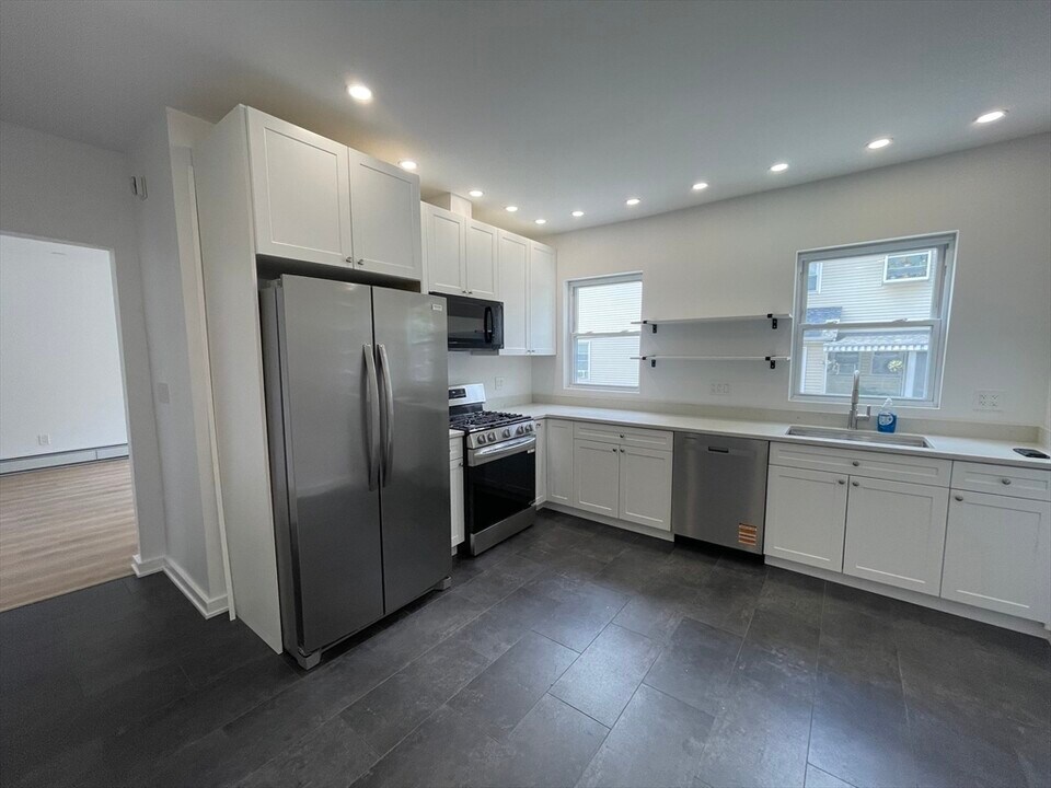 27 Vernon St in Waltham, MA - Building Photo