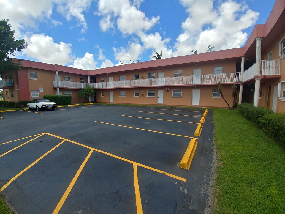 1265 W 24th St, Unit 114 in Hialeah, FL - Foto de edificio