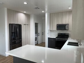 341 N Kenmore Ave in Los Angeles, CA - Building Photo - Building Photo