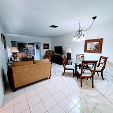 2930 Crosley Dr E in West Palm Beach, FL - Building Photo - Building Photo