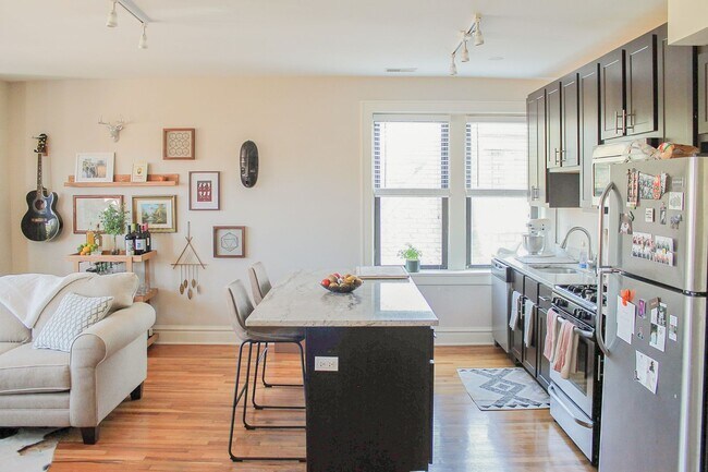 2233 W Wilson Ave, Unit 3 in Chicago, IL - Building Photo - Building Photo