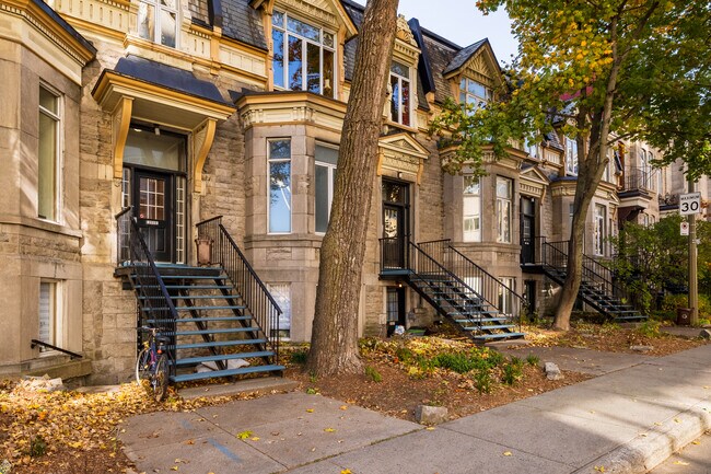 2030-2046 Jeanne-Mance Rue in Montréal, QC - Building Photo - Building Photo