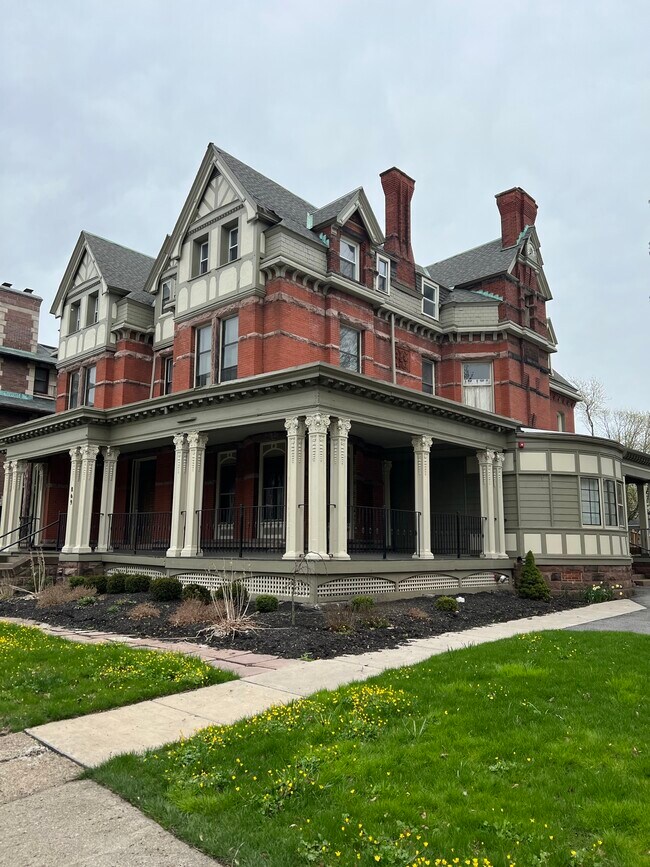 869 Delaware Ave Apartments and Nearby Buffalo Apartments For Rent