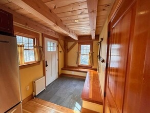 62 Heights Rd in Gilford, NH - Foto de edificio - Building Photo
