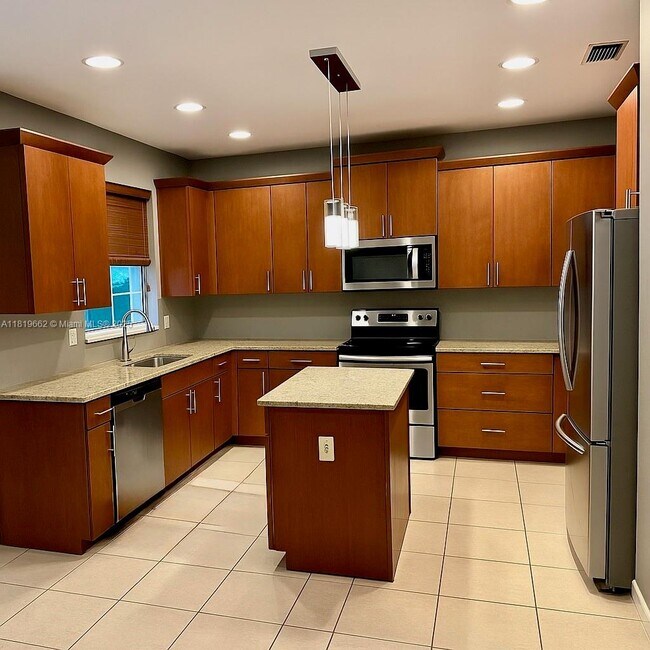 2028 SW 16th Terrace in Fort Lauderdale, FL - Building Photo - Building Photo