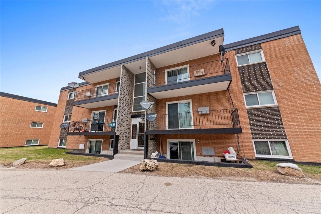 300 Marlene Ct in Wauconda, IL - Building Photo