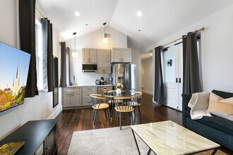 1430 St Charles Ave in New Orleans, LA - Building Photo - Building Photo