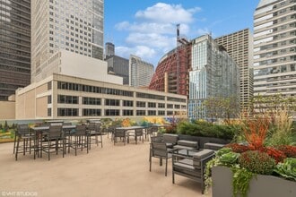 200 N Dearborn St, Unit 3008 in Chicago, IL - Building Photo - Building Photo