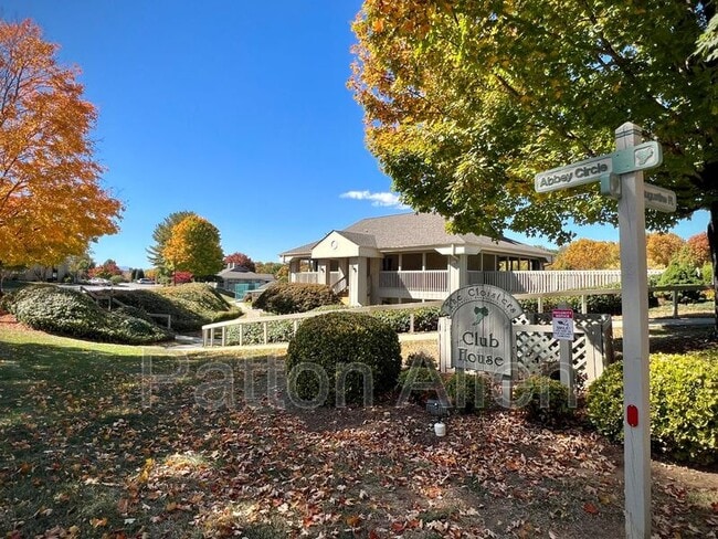 2406 Abbey Cir in Asheville, NC - Building Photo - Building Photo