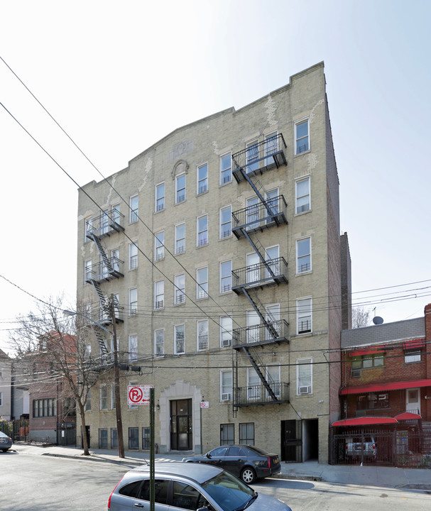 654 E 227th St in Bronx, NY - Building Photo