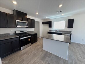 6053 Swift Lariat St in Las Vegas, NV - Building Photo - Building Photo