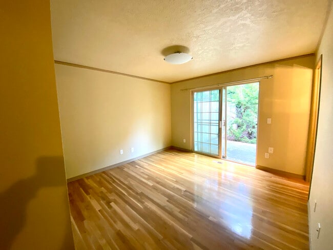 9087 SW Monterey Pl in Portland, OR - Building Photo - Building Photo