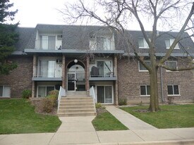 923 Jonathon Ct, Unit 304 in Prospect Heights, IL - Building Photo