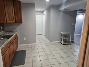 7508 Tarpley Dr in Rockville, MD - Foto de edificio - Building Photo