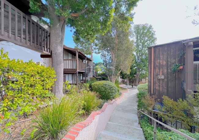 302 Miraleste Dr in Los Angeles, CA - Building Photo - Building Photo