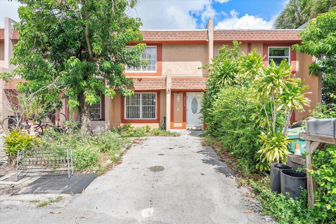 2759 NW 198th Terrace in Miami Gardens, FL - Building Photo