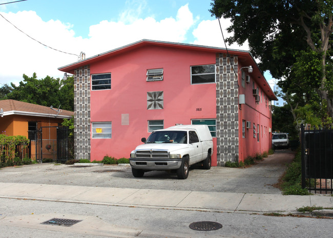 565 NW 33rd St in Miami, FL - Foto de edificio - Building Photo