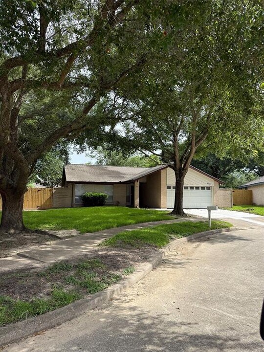 5613 Countryaire St in League City, TX - Building Photo