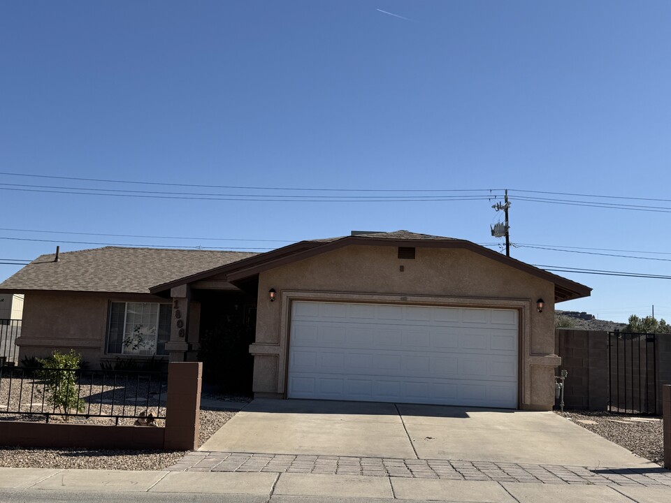 1806 Atlantic Ave in Kingman, AZ - Foto de edificio