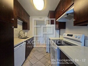304 Tradewinds Dr in San Jose, CA - Foto de edificio - Building Photo