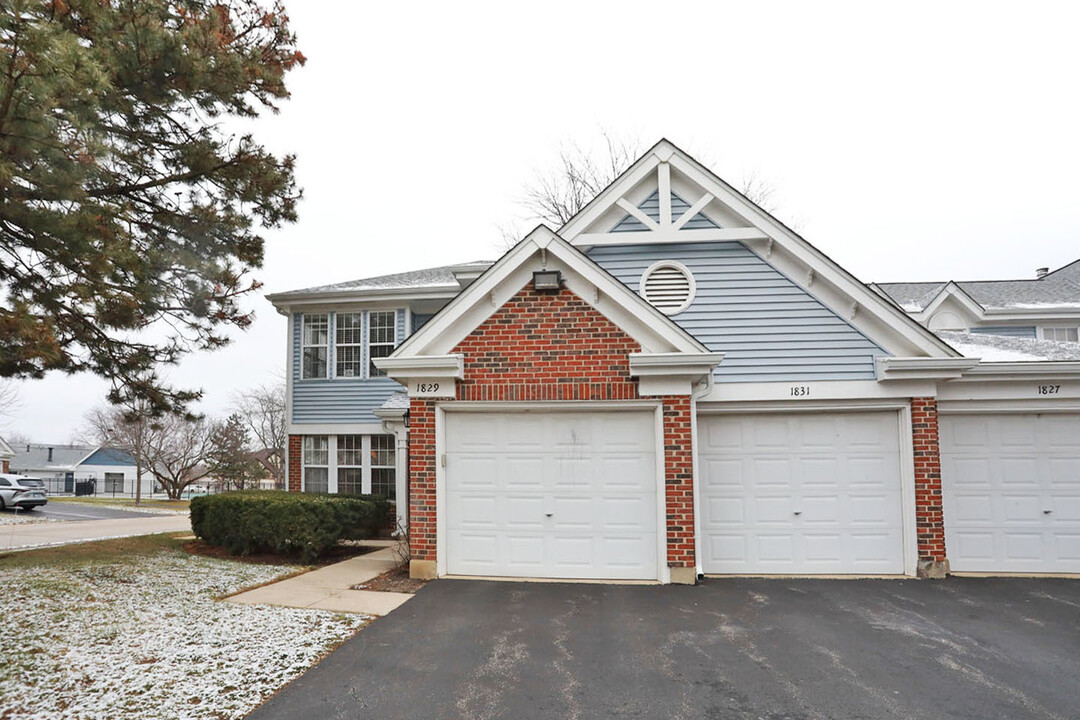 1831 Quaker Hollow Ln in Streamwood, IL - Foto de edificio