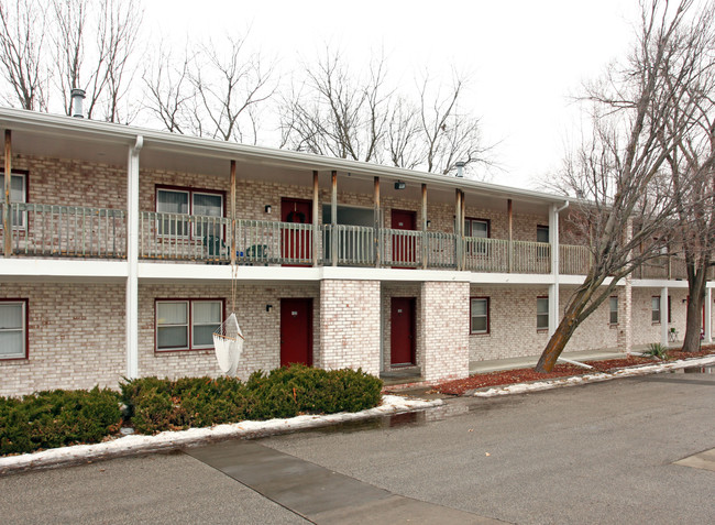 7675 University Ave in Clive, IA - Foto de edificio - Building Photo