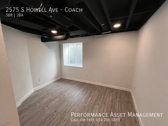2575 S Howell Ave in Milwaukee, WI - Building Photo - Building Photo