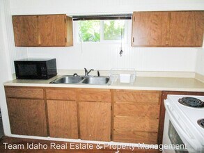 919/919.5 W A St in Moscow, ID - Foto de edificio - Building Photo