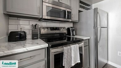 2500 Woodland Park Dr, Unit E306 in Houston, TX - Building Photo - Building Photo