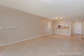 111 Lake Emerald Dr in Oakland Park, FL - Building Photo - Building Photo
