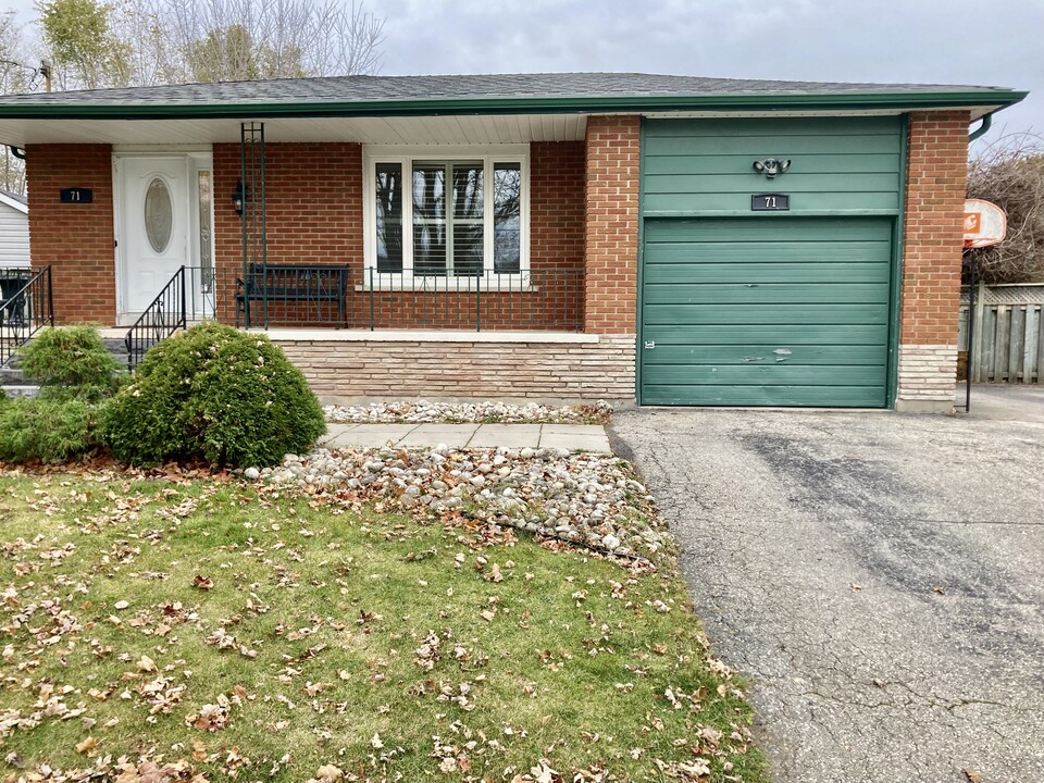 71 Kulpin Av in Bradford, ON - Building Photo