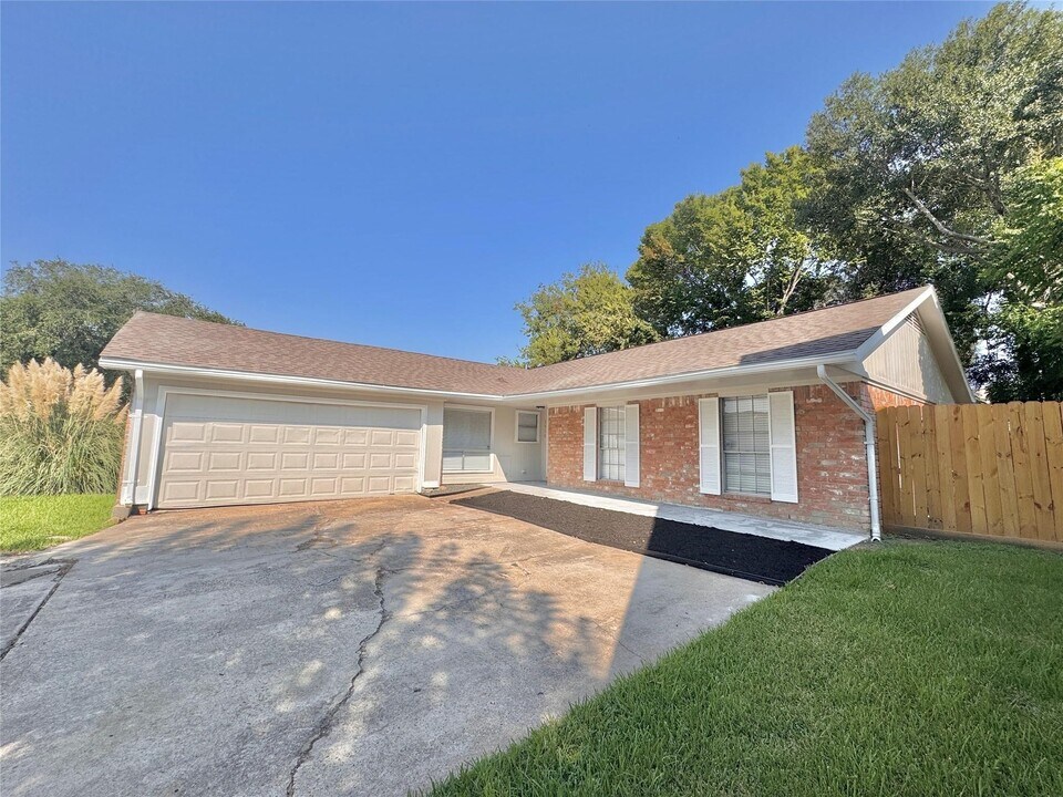 2030 Mustang Springs Dr in Missouri City, TX - Foto de edificio