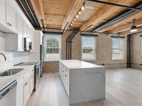 5th Avenue Station in Naperville, IL - Foto de edificio - Building Photo